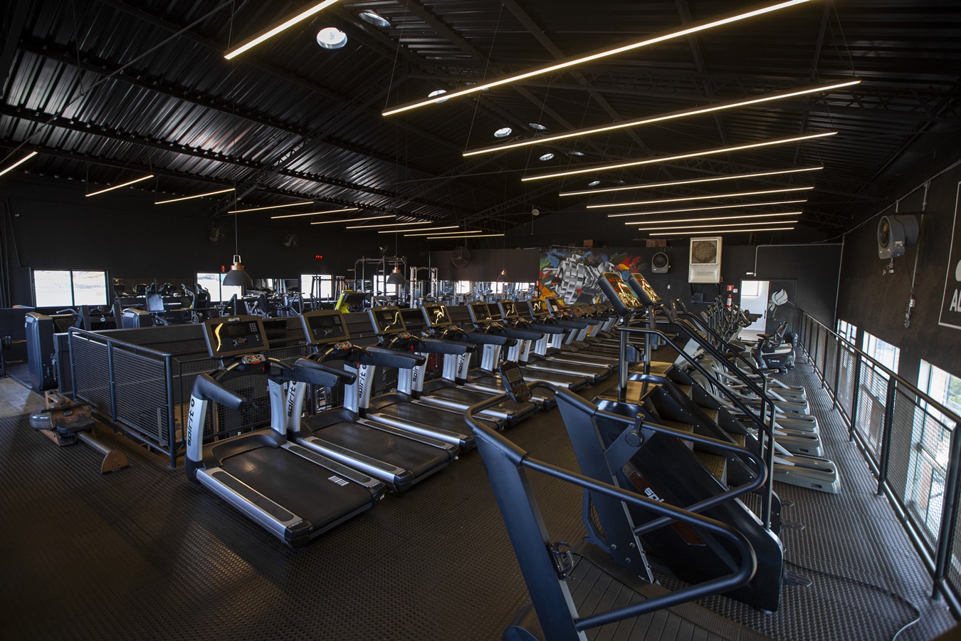 Área de musculação com mezanino S1 Academia